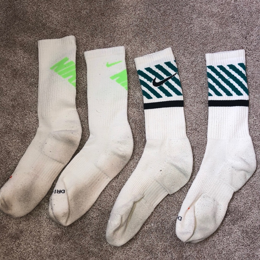 2 pairs of men’s white nike socks